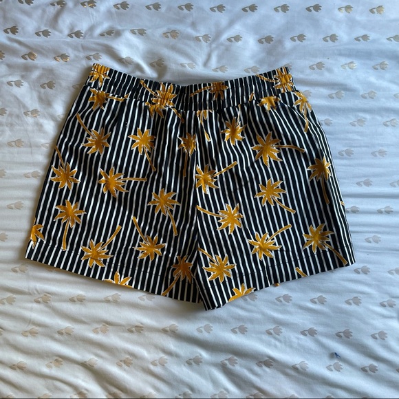 🌷3 for $25🌷 Striped Palm Tree shorts - Picture 2 of 3